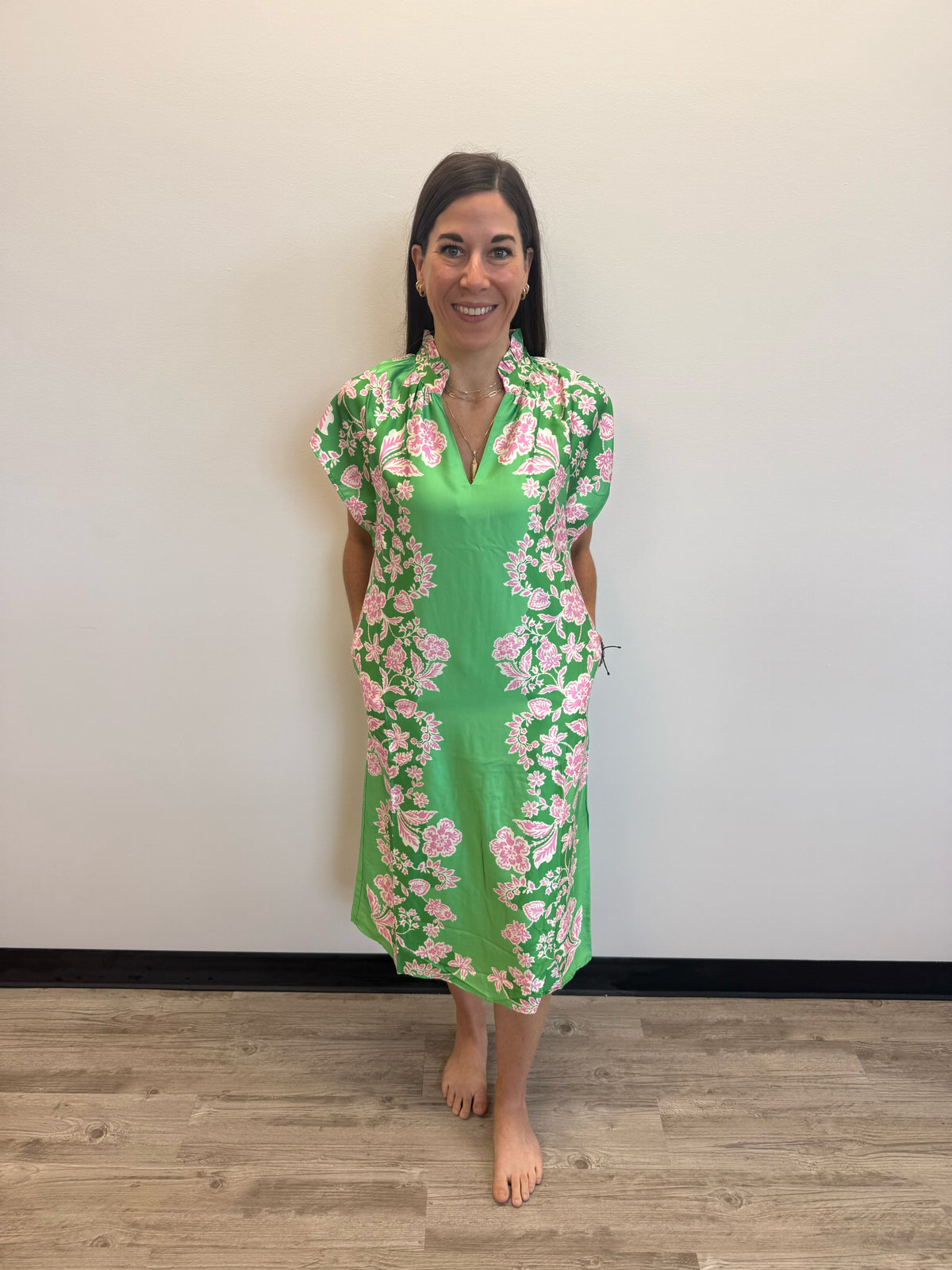 thml green dress Lightweight Floral M Mary is wearing a Men Dress Shirts with Size:10 Wide pants-size-38x34